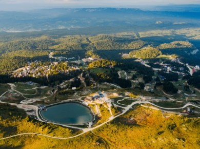 Panoramski pogled na Jahorinu tokom ljeta